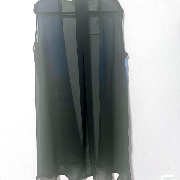 VIDA Blue and Black scenic Sleeveless Cardigan PLUS - Picture 8 of 12